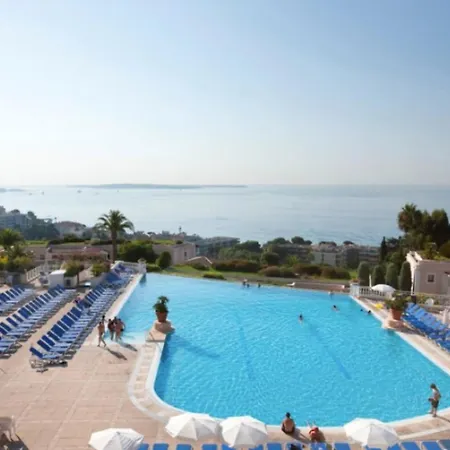 Francia Avec Terrasse Et Piscine